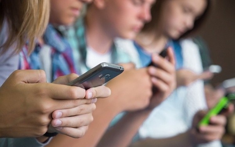 Tra gli adolescenti esplode il fenomeno della “dipendenza da tecnologia”
